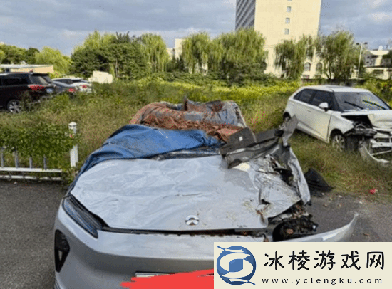 蔚来ET5T遭40吨土方车侧倾压顶!车内人员死里逃生