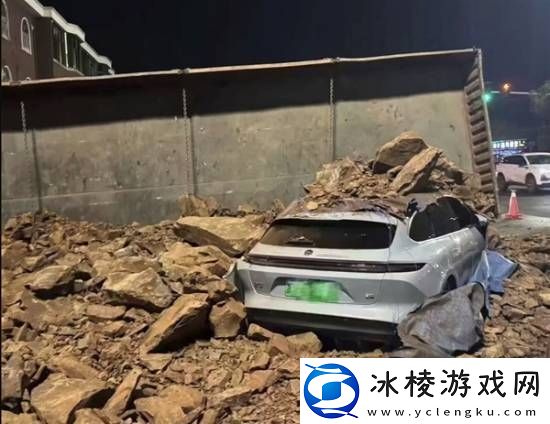 蔚来ET5T遭40吨土方车侧倾压顶！车内人员死里逃生