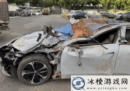 蔚来ET5T遭40吨土方车侧倾压顶!车内人员死里逃生