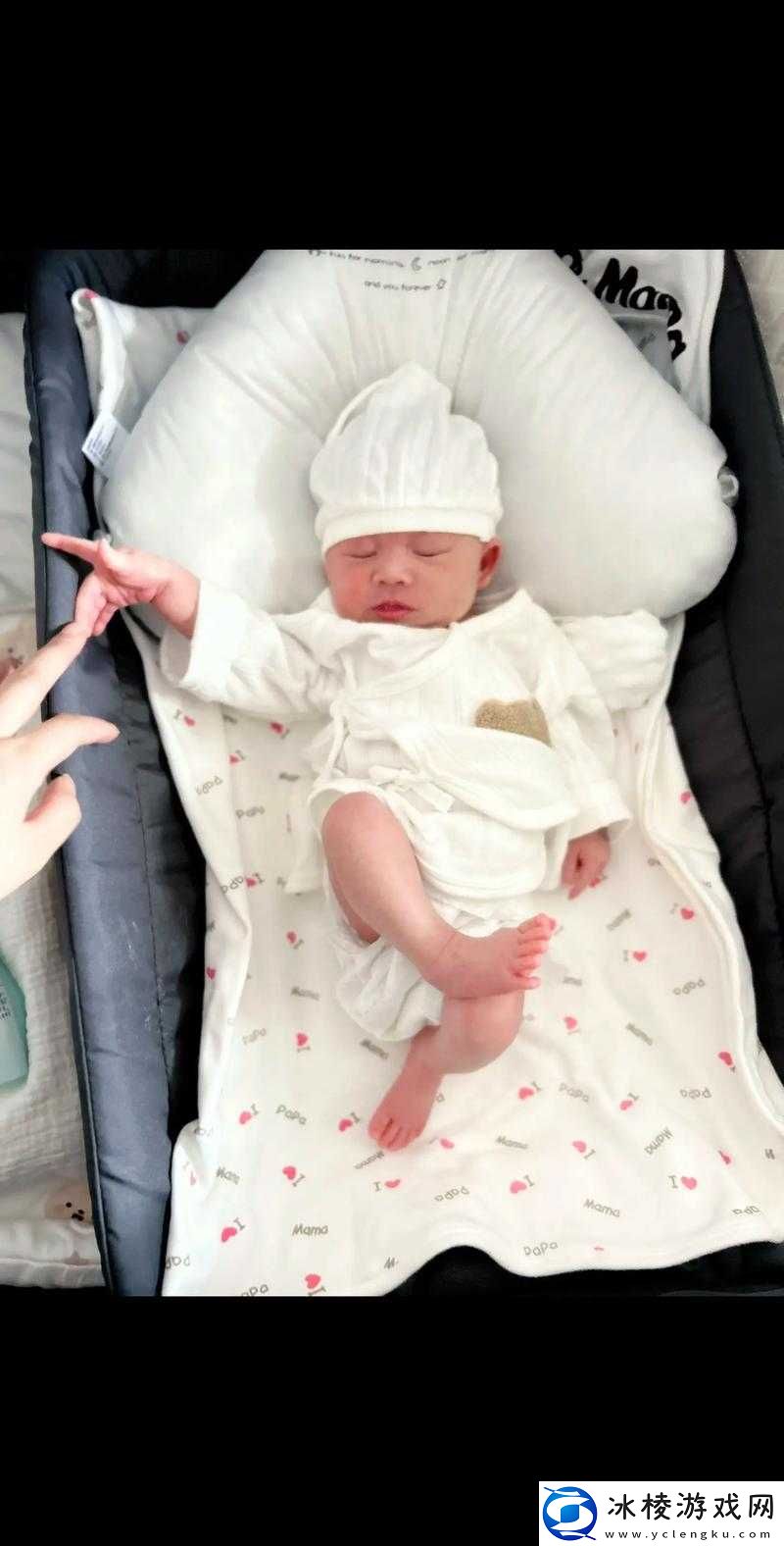 宝宝躺着的时候双腿往上翘