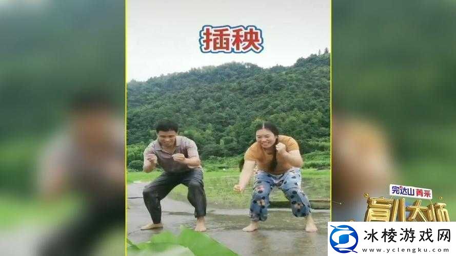 情侣携手插秧-田间爱意浓浓