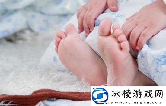 宝宝脚抬高看镜子的有趣瞬间