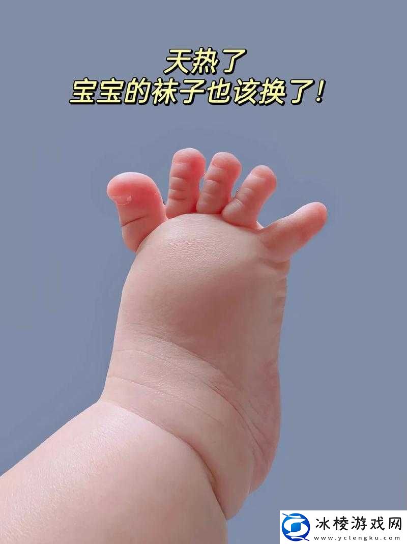 宝宝把脚抬高看镜子：萌娃的奇妙探索之旅