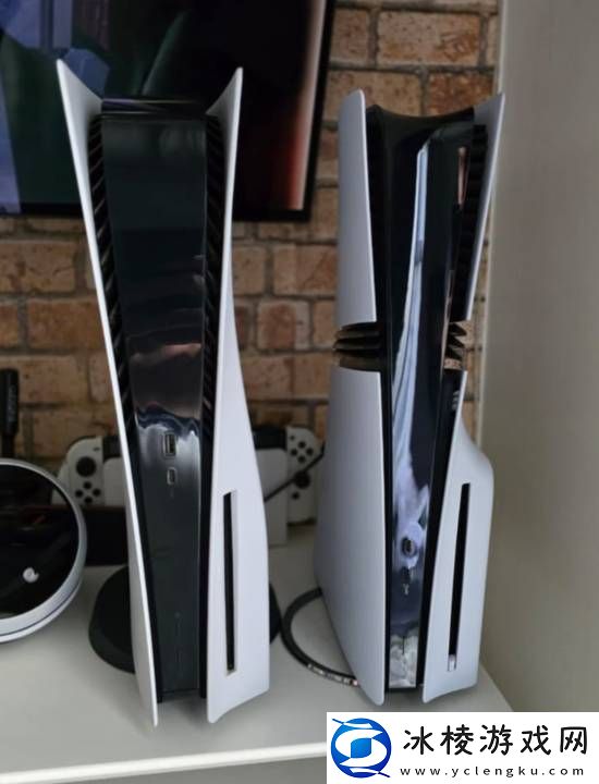 PS5-Pro和初版PS5对比：整体小了一圈