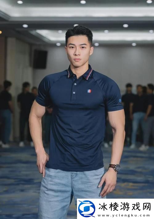 他的腰身缓慢的下沉