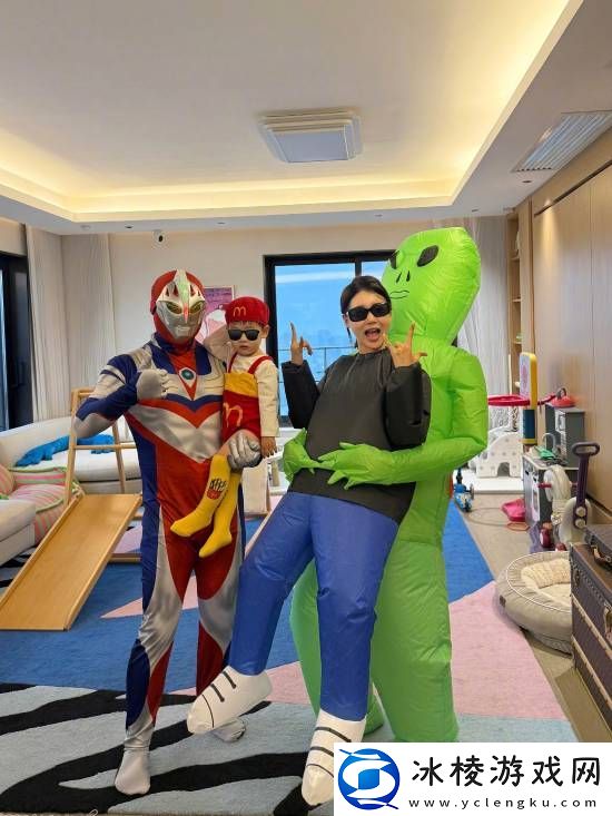 Uzi化身奥特曼晒全家合照-一家三口搞怪十足