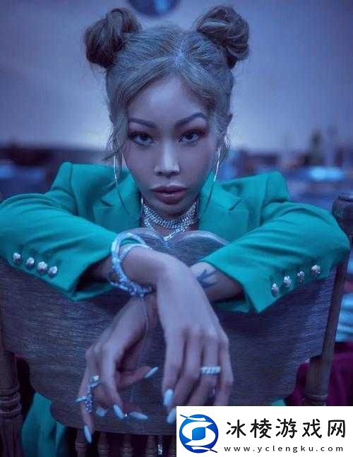 南韩第一女rapper引领潮流风尚