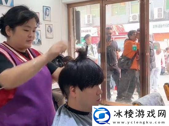 晓华理发店因“听劝”爆火-带火一条小吃街