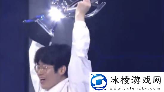 LOLS赛Zeus捧杯被奖杯砸头-主持人误以为遭袭