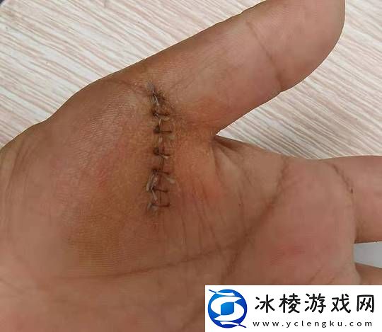 手指划入缝隙挖水, 网友：有趣又实用的小妙招！