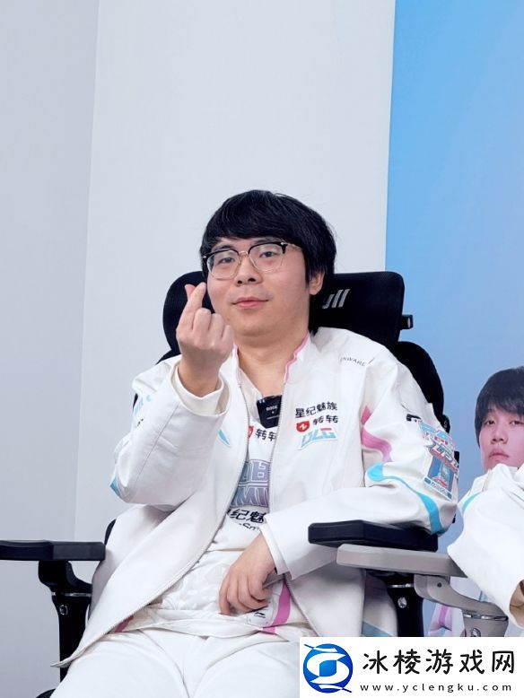 BLG战队做客抖音傲风直播间对傲风M6、傲风G7赞不停！