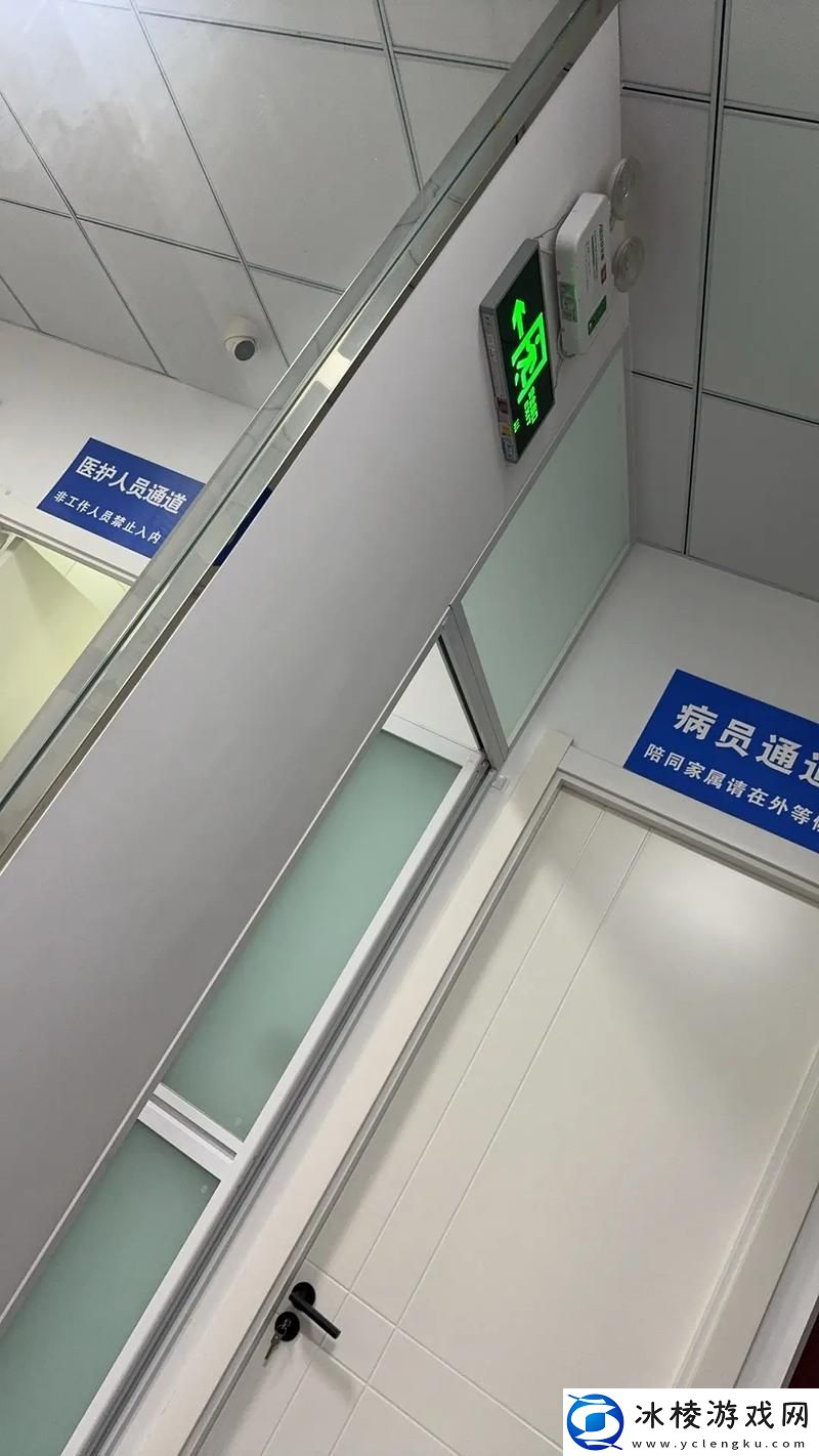 菲菲逼未满十八岁禁止入内，网友：这条规定太必要了！