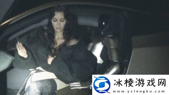 金卡戴珊与特斯拉机器人亲密互动一同乘坐特斯拉汽车
