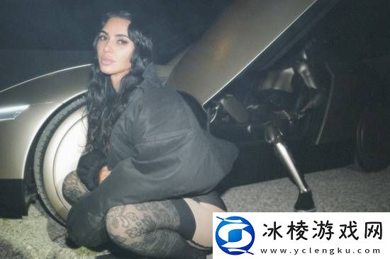 金卡戴珊与特斯拉机器人亲密互动一同乘坐特斯拉汽车