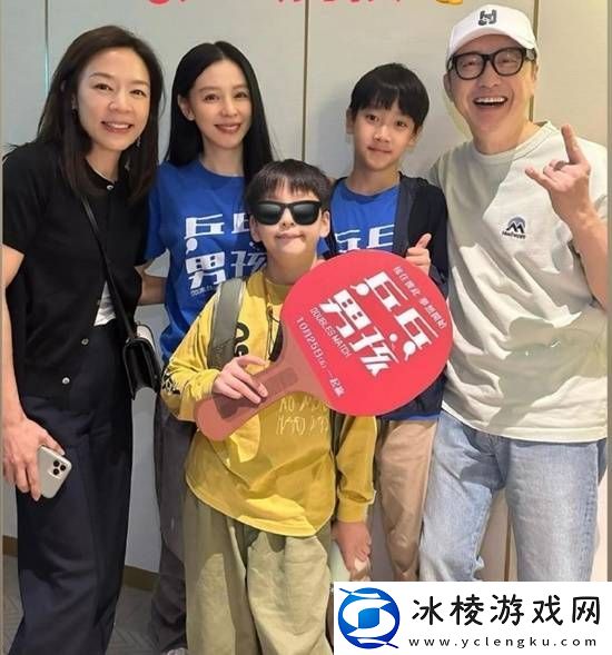 63岁庾澄庆罕见晒与老婆合照-49岁张嘉欣气质温婉