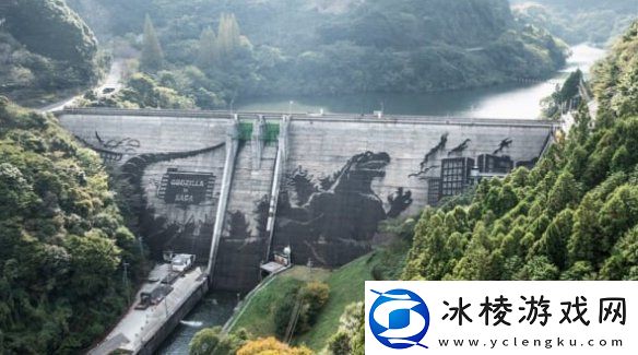 日本佐贺水库大坝惊现哥斯拉壁画！看似天成实际人为