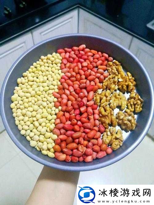 男女携手共品做豆浆之乐