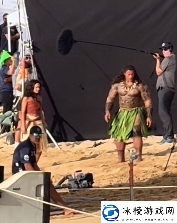 海洋奇缘真人电影首曝路透图-巨石强森身材健硕