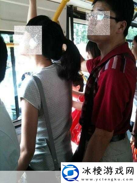 公交车上的咸猪手1.公交车上的咸猪手：亲密接触的尴尬瞬间