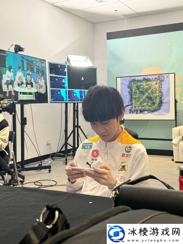 狼队发布与冠军奖杯合照