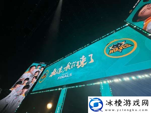 狼队发布与冠军奖杯合照