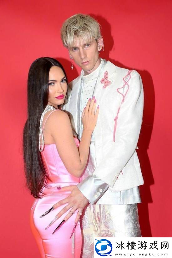 梅根福克斯怀孕后与“枪爷”分手-因看了男方手机