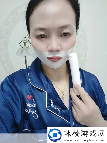 一面亲着一面膜胸口一面膜下部位