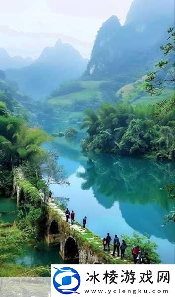 水帘白瀑如饥似渴一丛金黄-1.-水帘之下-金黄辉映如梦幻