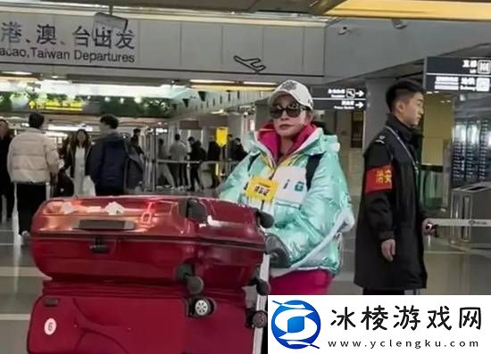 74岁刘晓庆现身机场-与向太、蔡明一同参加综艺
