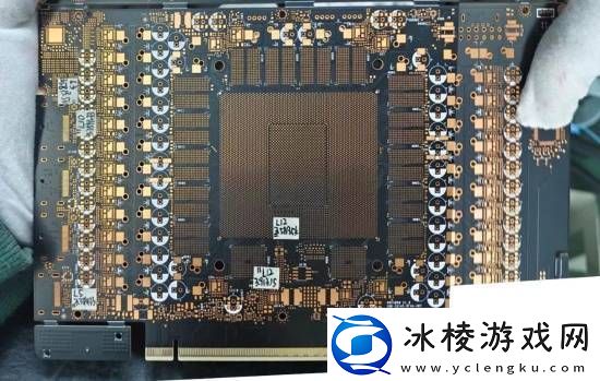 RTX5090PCB板曝光！GDDR7显存和庞大的BGA封装