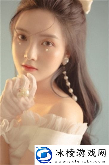 动漫-c-黄扒衣服做小电影引发热议-友：这类内容为何能如此流行！