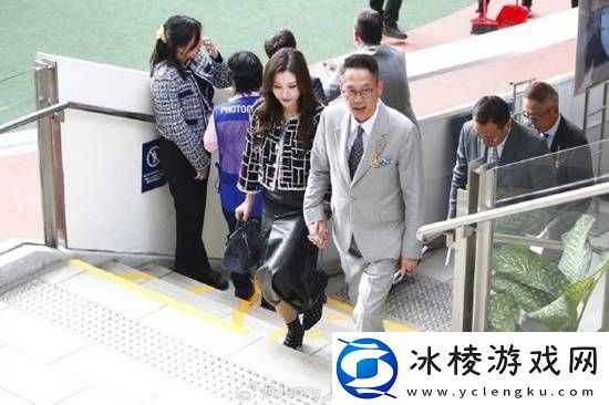 54岁李嘉欣状态罕见现身-妆容精致状态超好