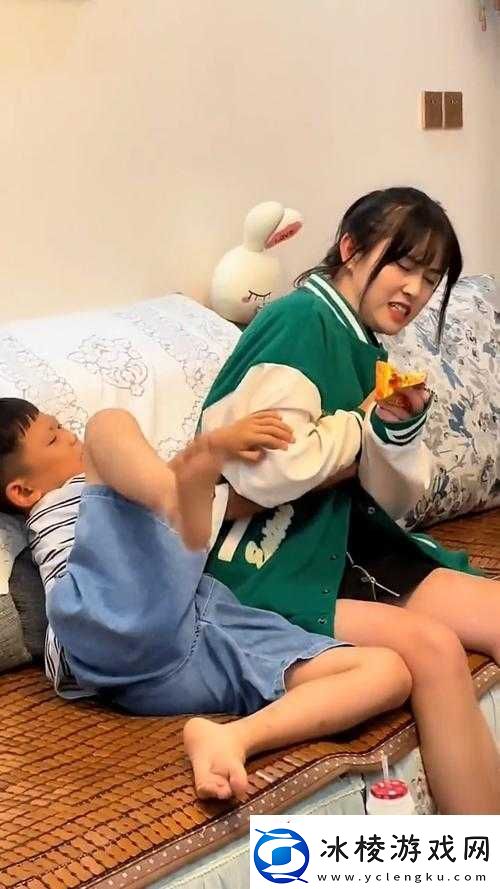 小孩晚上喂姐姐吃钢筋-这是亲姐弟吗