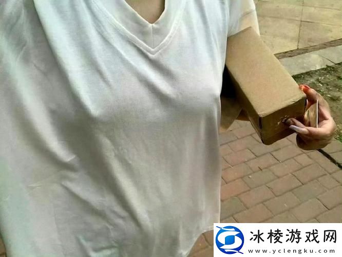 奇葩事件真空下楼取快递被C嗯啊-友：没想到会这样！