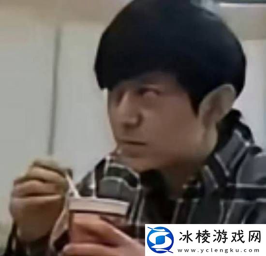 何炅玩自己的赞美食物梗-网友：邪恶栀子花再现