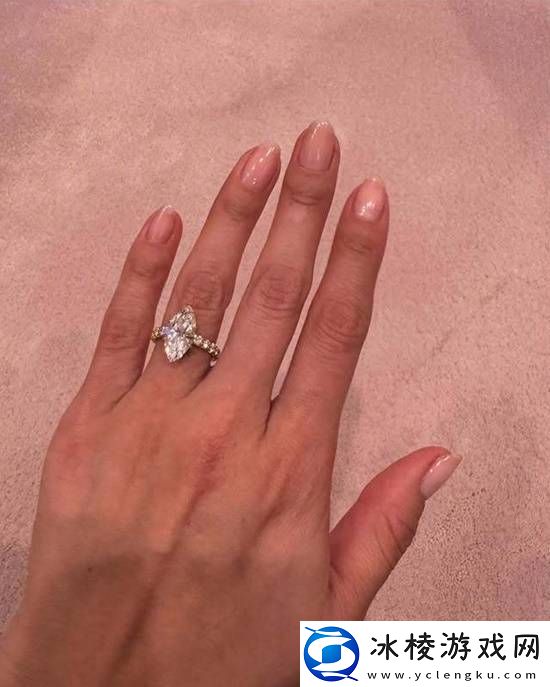 赛琳娜宣布订婚海莉·比伯点赞