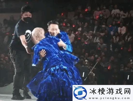 59岁陈慧娴演唱会出意外-穿20厘米高跟鞋不慎摔倒