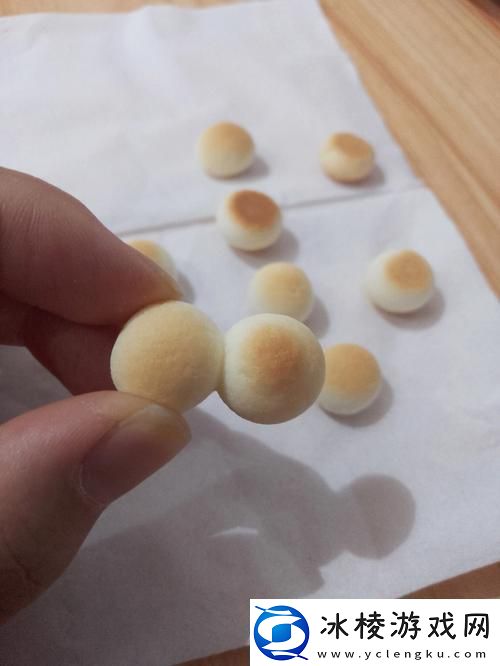 抓着两只小馒头的图片：在生活的小细节中寻味