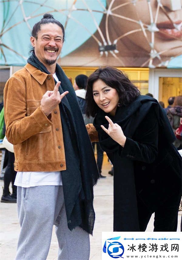 何超仪陪老公医院过20周年结婚纪念日-缺席颁奖礼