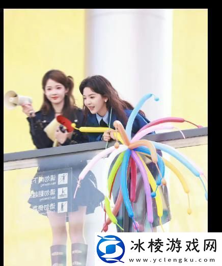 白敬亭章若楠录制节目合作比心