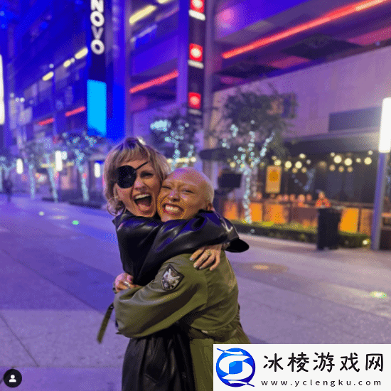 尼尔晒顽皮狗新作演员相拥合影：女主圆寸发型引注目