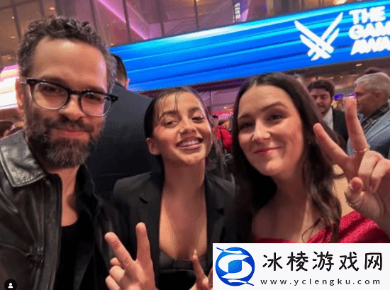 尼尔晒顽皮狗新作演员相拥合影