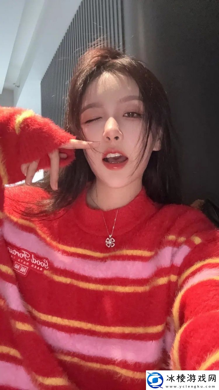 LPL官方解说Rita分享照片：略略略！