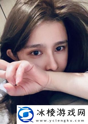 美女主播直播间展示演技