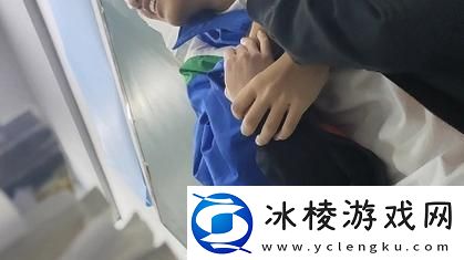 我在教室里被同桌c出水：一段难忘的校园回忆